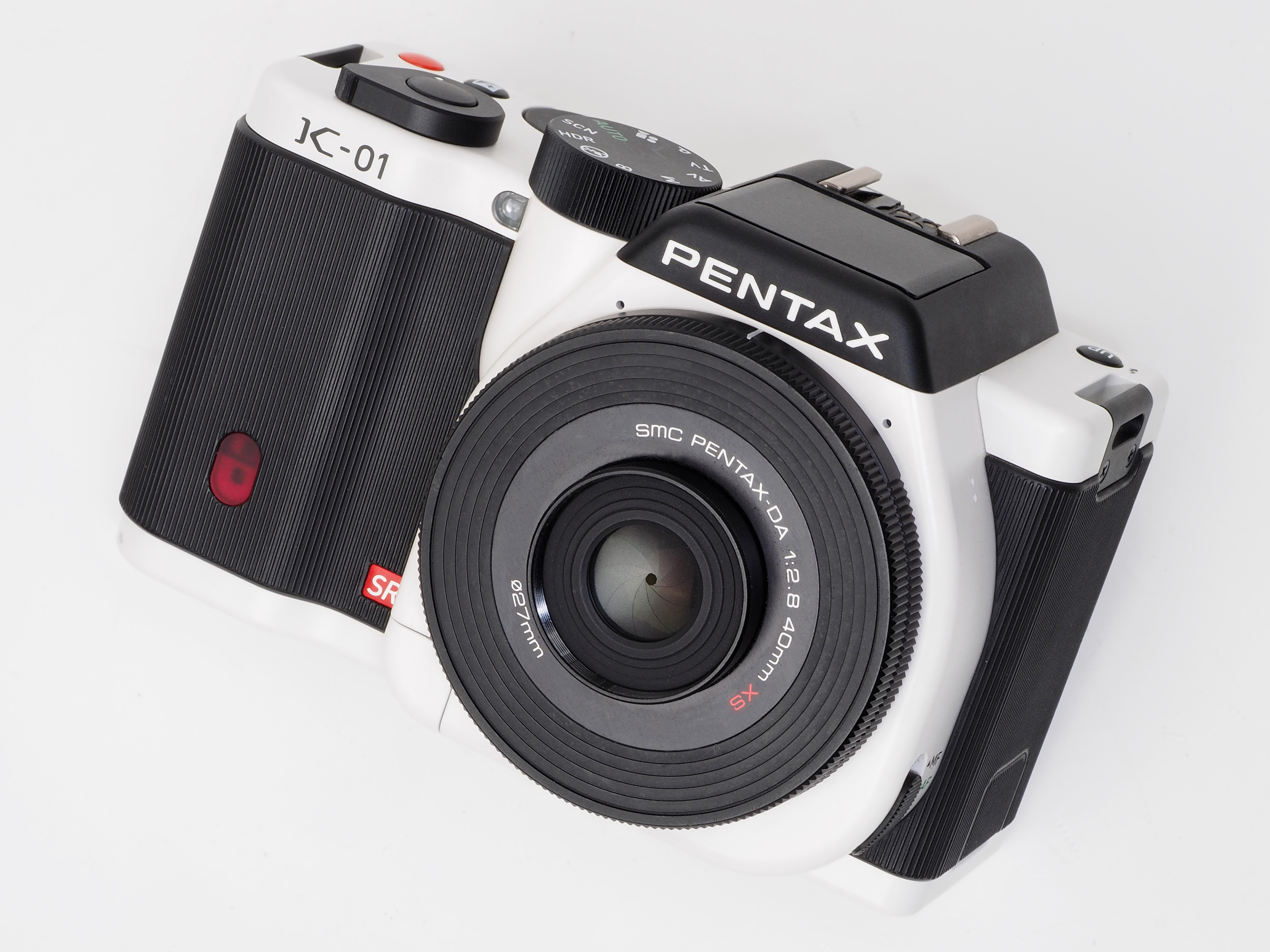 PENTAX K−01 WHITE X BLACK レンズおまけ付き-